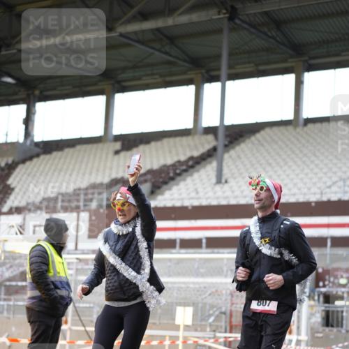 07.12.2025 - St. Pauli X-Mass-Run No. 15 Patografie http://msf.ph/oto/9374259 07.12.2025 12:08:56 Ziel 586, 643, 775, 807, 1405, 1652, 1653, 1685, 1901, 2414, 2731, 3230, 3233, 4137, 4138, 4720 meine-sportfotos.de