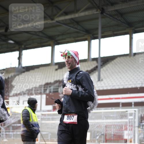 07.12.2025 - St. Pauli X-Mass-Run No. 15 Patografie http://msf.ph/oto/9374261 07.12.2025 12:08:57 Ziel 586, 643, 775, 807, 1405, 1652, 1653, 1685, 1901, 2414, 2731, 3230, 3233, 4720 meine-sportfotos.de