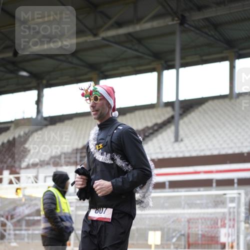 07.12.2025 - St. Pauli X-Mass-Run No. 15 Patografie http://msf.ph/oto/9374263 07.12.2025 12:08:57 Ziel 586, 643, 775, 807, 1405, 1652, 1653, 1685, 1901, 2414, 2731, 3230, 3233, 4720 meine-sportfotos.de