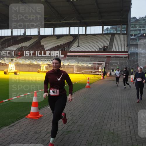 07.12.2025 - St. Pauli X-Mass-Run No. 15 Fabian Wolf http://msf.ph/oto/9374273 07.12.2025 09:59:39 Ziel 488, 910, 911, 961, 1763, 2204, 3513, 4029, 4051, 4052, 4465 meine-sportfotos.de