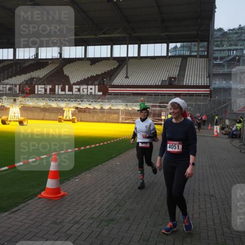 07.12.2025 - St. Pauli X-Mass-Run No. 15 Fabian Wolf http://msf.ph/oto/9374278 07.12.2025 09:59:42 Ziel 488, 910, 911, 961, 1763, 2186, 2729, 3513, 4029, 4051, 4052, 4465 meine-sportfotos.de