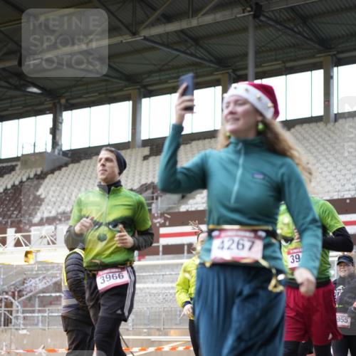 07.12.2025 - St. Pauli X-Mass-Run No. 15 Patografie http://msf.ph/oto/9374279 07.12.2025 12:09:10 Ziel 138, 775, 807, 1725, 1727, 2009, 3538, 3947, 3955, 3966, 4196, 4197, 4198, 4267, 4282, 4283 meine-sportfotos.de
