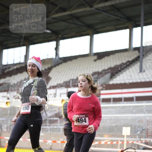 07.12.2025 - St. Pauli X-Mass-Run No. 15 Patografie http://msf.ph/oto/9374303 07.12.2025 12:09:38 Ziel 830, 835, 1494, 4313, 4315 meine-sportfotos.de