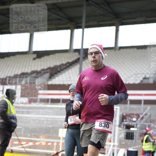 07.12.2025 - St. Pauli X-Mass-Run No. 15 Patografie http://msf.ph/oto/9374307 07.12.2025 12:09:44 Ziel 830, 835, 1494, 3744, 3746 meine-sportfotos.de