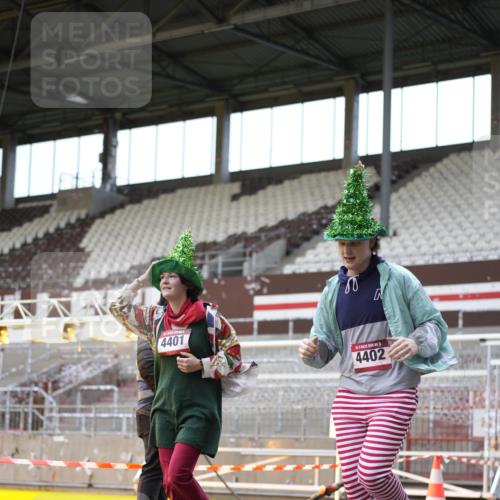 07.12.2025 - St. Pauli X-Mass-Run No. 15 Patografie http://msf.ph/oto/9374327 07.12.2025 12:10:00 Ziel 3374, 3376, 3462, 3744, 3746, 3760 meine-sportfotos.de