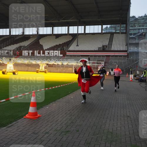 07.12.2025 - St. Pauli X-Mass-Run No. 15 Fabian Wolf http://msf.ph/oto/9374331 07.12.2025 09:59:50 Ziel 488, 910, 911, 934, 1112, 1763, 2186, 2729, 2964, 3513, 4051, 4052, 4465 meine-sportfotos.de