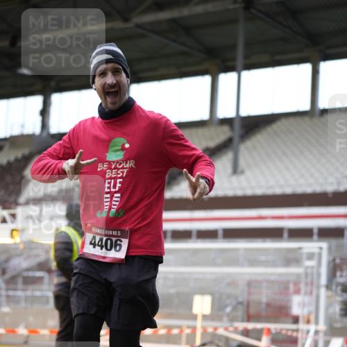 07.12.2025 - St. Pauli X-Mass-Run No. 15 Patografie http://msf.ph/oto/9374332 07.12.2025 12:10:01 Ziel 3374, 3375, 3376, 3462, 3744, 3746, 3760 meine-sportfotos.de