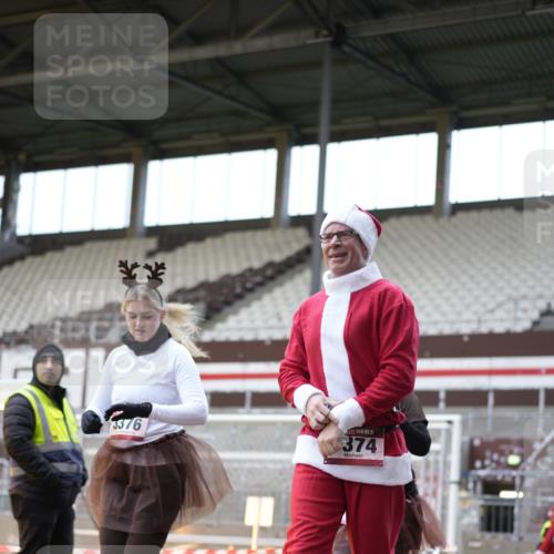 07.12.2025 - St. Pauli X-Mass-Run No. 15 Patografie http://msf.ph/oto/9374334 07.12.2025 12:10:05 Ziel 3374, 3375, 3376, 3462, 3760 meine-sportfotos.de