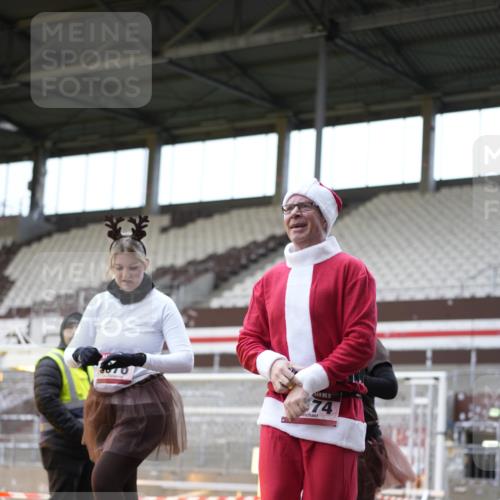 07.12.2025 - St. Pauli X-Mass-Run No. 15 Patografie http://msf.ph/oto/9374336 07.12.2025 12:10:06 Ziel 3374, 3375, 3376, 3462, 3760 meine-sportfotos.de