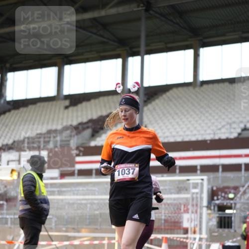 07.12.2025 - St. Pauli X-Mass-Run No. 15 Patografie http://msf.ph/oto/9374343 07.12.2025 12:10:16 Ziel 1036, 1037, 3374, 3375, 3376 meine-sportfotos.de