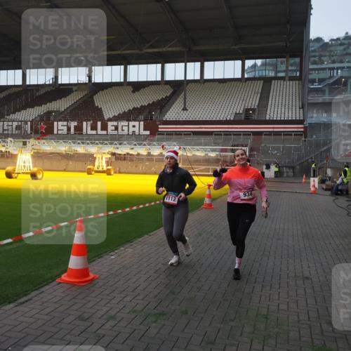 07.12.2025 - St. Pauli X-Mass-Run No. 15 Fabian Wolf http://msf.ph/oto/9374353 07.12.2025 09:59:52 Ziel 910, 911, 934, 1112, 2186, 2729, 2964, 3513 meine-sportfotos.de