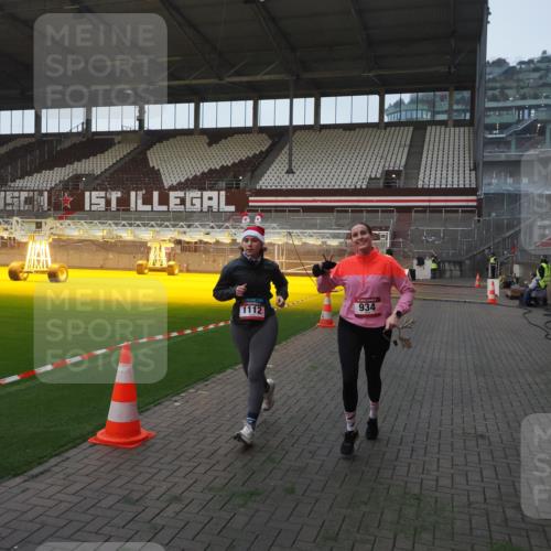 07.12.2025 - St. Pauli X-Mass-Run No. 15 Fabian Wolf http://msf.ph/oto/9374354 07.12.2025 09:59:52 Ziel 910, 911, 934, 1112, 2186, 2729, 2964, 3513 meine-sportfotos.de