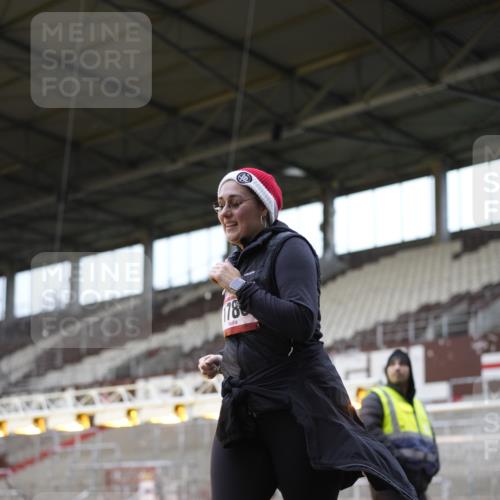 07.12.2025 - St. Pauli X-Mass-Run No. 15 Patografie http://msf.ph/oto/9374406 07.12.2025 12:10:53 Ziel 1780 meine-sportfotos.de