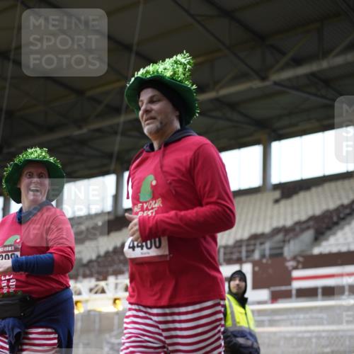 07.12.2025 - St. Pauli X-Mass-Run No. 15 Patografie http://msf.ph/oto/9374410 07.12.2025 12:11:02 Ziel 1780, 4398, 4400 meine-sportfotos.de