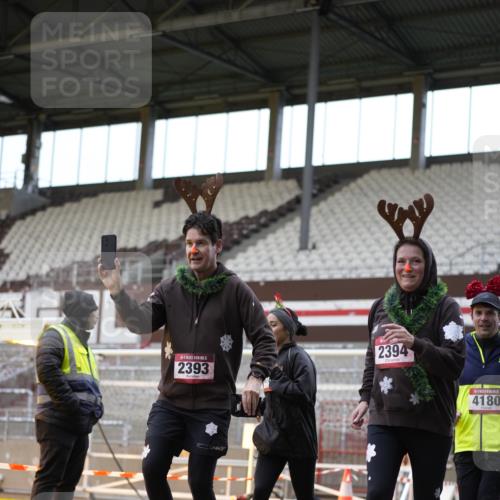 07.12.2025 - St. Pauli X-Mass-Run No. 15 Patografie http://msf.ph/oto/9374412 07.12.2025 12:11:15 Ziel 2393, 2394, 4180, 4188, 4398, 4400 meine-sportfotos.de