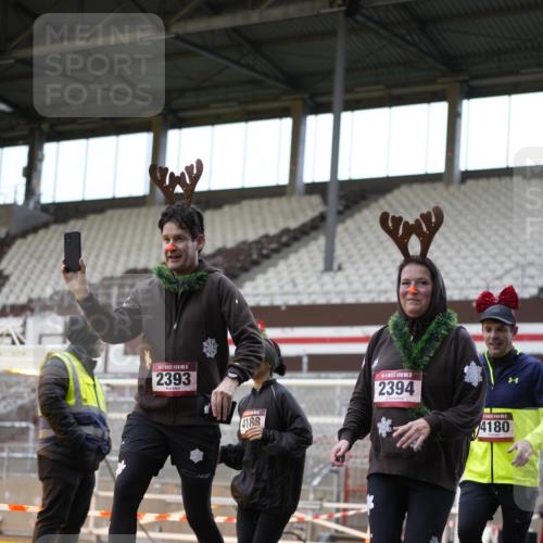 07.12.2025 - St. Pauli X-Mass-Run No. 15 Patografie http://msf.ph/oto/9374414 07.12.2025 12:11:15 Ziel 2393, 2394, 4180, 4188, 4398, 4400 meine-sportfotos.de