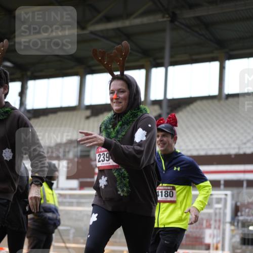 07.12.2025 - St. Pauli X-Mass-Run No. 15 Patografie http://msf.ph/oto/9374416 07.12.2025 12:11:16 Ziel 2393, 2394, 3758, 4180, 4188, 4398, 4400 meine-sportfotos.de