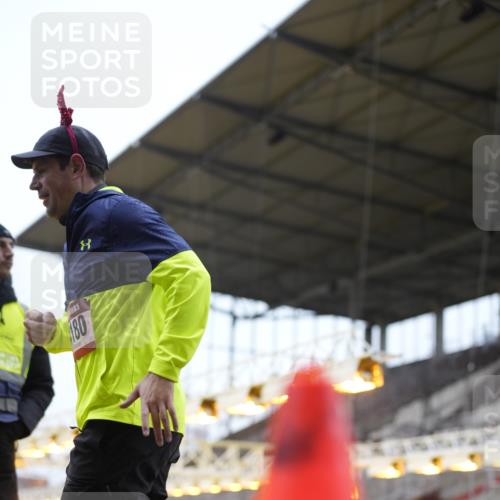 07.12.2025 - St. Pauli X-Mass-Run No. 15 Patografie http://msf.ph/oto/9374419 07.12.2025 12:11:17 Ziel 2393, 2394, 3758, 4180, 4188, 4398 meine-sportfotos.de