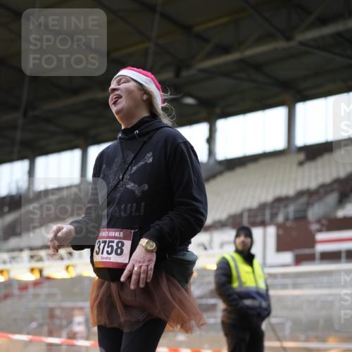 07.12.2025 - St. Pauli X-Mass-Run No. 15 Patografie http://msf.ph/oto/9374425 07.12.2025 12:11:22 Ziel 2393, 2394, 3758, 4180, 4188 meine-sportfotos.de