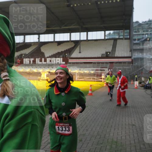 07.12.2025 - St. Pauli X-Mass-Run No. 15 Fabian Wolf http://msf.ph/oto/9374426 07.12.2025 10:00:10 Ziel 802, 1333, 1354, 1360, 1404, 2140, 2141, 4129 meine-sportfotos.de