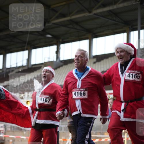 07.12.2025 - St. Pauli X-Mass-Run No. 15 Patografie http://msf.ph/oto/9374433 07.12.2025 12:11:35 Ziel 3758, 4163, 4165, 4166, 4167, 4168, 4268, 4270, 4278, 4279, 4714 meine-sportfotos.de