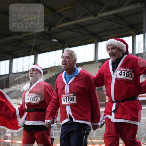 07.12.2025 - St. Pauli X-Mass-Run No. 15 Patografie http://msf.ph/oto/9374435 07.12.2025 12:11:35 Ziel 3758, 4163, 4165, 4166, 4167, 4168, 4268, 4270, 4278, 4279, 4714 meine-sportfotos.de