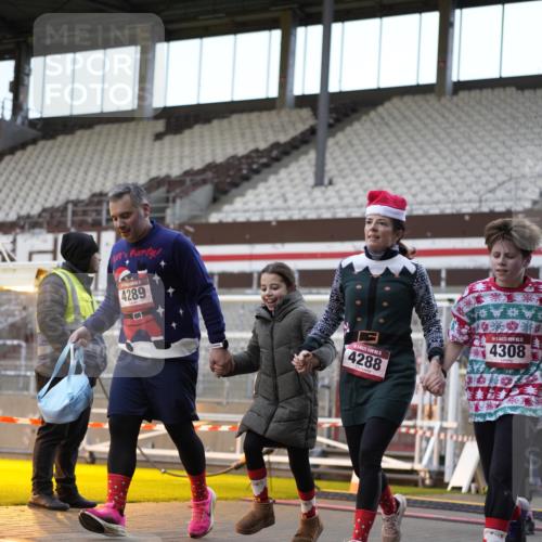 07.12.2025 - St. Pauli X-Mass-Run No. 15 Patografie http://msf.ph/oto/9374454 07.12.2025 12:11:45 Ziel 1452, 3974, 3979, 4163, 4165, 4166, 4167, 4168, 4268, 4270, 4278, 4279, 4288, 4289, 4308, 4714 meine-sportfotos.de
