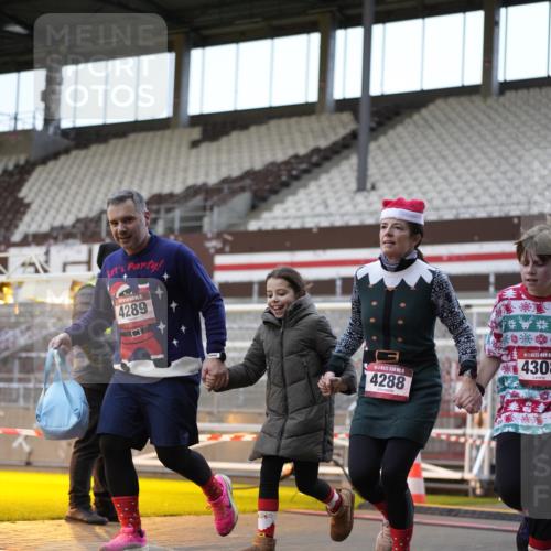 07.12.2025 - St. Pauli X-Mass-Run No. 15 Patografie http://msf.ph/oto/9374456 07.12.2025 12:11:45 Ziel 1452, 3974, 3979, 4163, 4165, 4166, 4167, 4168, 4268, 4270, 4278, 4279, 4288, 4289, 4308, 4714 meine-sportfotos.de