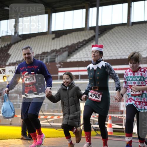 07.12.2025 - St. Pauli X-Mass-Run No. 15 Patografie http://msf.ph/oto/9374458 07.12.2025 12:11:45 Ziel 1452, 3974, 3979, 4163, 4165, 4166, 4167, 4168, 4268, 4270, 4278, 4279, 4288, 4289, 4308, 4714 meine-sportfotos.de