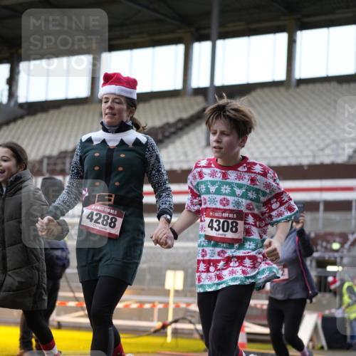 07.12.2025 - St. Pauli X-Mass-Run No. 15 Patografie http://msf.ph/oto/9374460 07.12.2025 12:11:46 Ziel 1452, 3974, 3979, 4163, 4165, 4166, 4167, 4168, 4268, 4270, 4278, 4279, 4288, 4289, 4308, 4714 meine-sportfotos.de