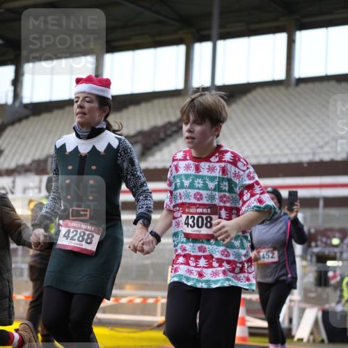 07.12.2025 - St. Pauli X-Mass-Run No. 15 Patografie http://msf.ph/oto/9374462 07.12.2025 12:11:46 Ziel 1452, 3974, 3979, 4163, 4165, 4166, 4167, 4168, 4268, 4270, 4278, 4279, 4288, 4289, 4308, 4714 meine-sportfotos.de