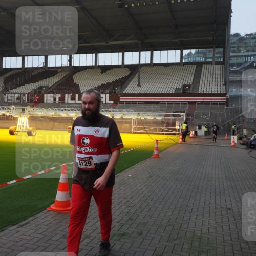 07.12.2025 - St. Pauli X-Mass-Run No. 15 Fabian Wolf http://msf.ph/oto/9374463 07.12.2025 10:00:16 Ziel 802, 1333, 1354, 1360, 1404, 2140, 2141, 3336, 4129 meine-sportfotos.de