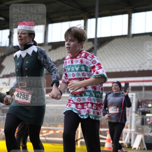 07.12.2025 - St. Pauli X-Mass-Run No. 15 Patografie http://msf.ph/oto/9374464 07.12.2025 12:11:46 Ziel 1452, 3974, 3979, 4163, 4165, 4166, 4167, 4168, 4268, 4270, 4278, 4279, 4288, 4289, 4308, 4714 meine-sportfotos.de