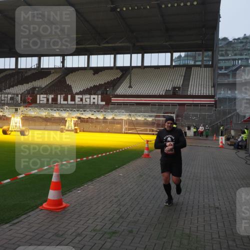 07.12.2025 - St. Pauli X-Mass-Run No. 15 Fabian Wolf http://msf.ph/oto/9374468 07.12.2025 10:00:23 Ziel 3336, 4129 meine-sportfotos.de