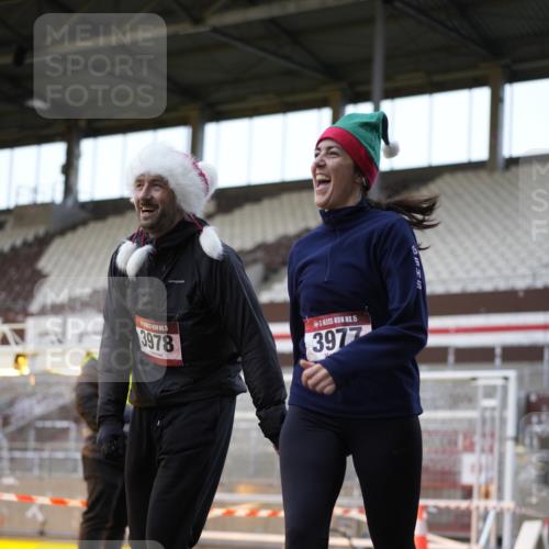 07.12.2025 - St. Pauli X-Mass-Run No. 15 Patografie http://msf.ph/oto/9374477 07.12.2025 12:12:19 Ziel 1033, 3972, 3977, 3978 meine-sportfotos.de