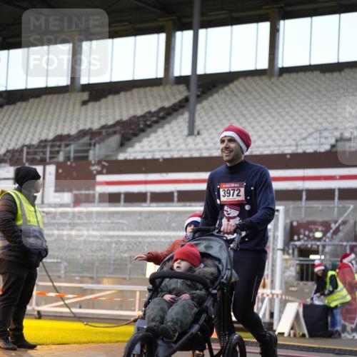 07.12.2025 - St. Pauli X-Mass-Run No. 15 Patografie http://msf.ph/oto/9374479 07.12.2025 12:12:21 Ziel 1033, 3972, 3977, 3978 meine-sportfotos.de