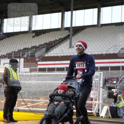 07.12.2025 - St. Pauli X-Mass-Run No. 15 Patografie http://msf.ph/oto/9374481 07.12.2025 12:12:22 Ziel 3972, 3977, 3978 meine-sportfotos.de