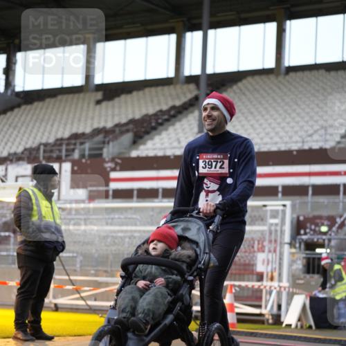 07.12.2025 - St. Pauli X-Mass-Run No. 15 Patografie http://msf.ph/oto/9374483 07.12.2025 12:12:22 Ziel 3972, 3977, 3978 meine-sportfotos.de