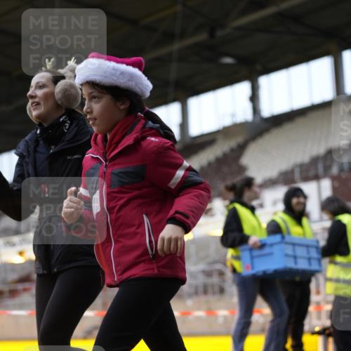 07.12.2025 - St. Pauli X-Mass-Run No. 15 Patografie http://msf.ph/oto/9374485 07.12.2025 12:12:47 Ziel 1500, 1503 meine-sportfotos.de
