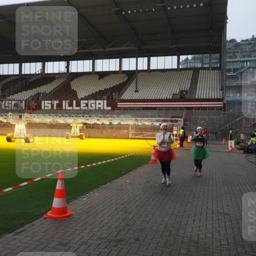 07.12.2025 - St. Pauli X-Mass-Run No. 15 Fabian Wolf http://msf.ph/oto/9374489 07.12.2025 10:00:32 Ziel 855, 1418, 1976, 2348, 3336 meine-sportfotos.de