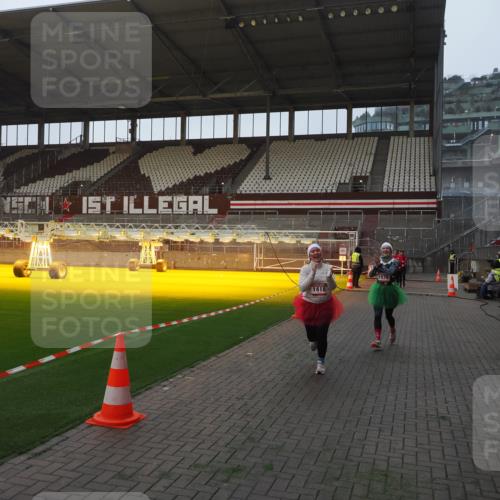 07.12.2025 - St. Pauli X-Mass-Run No. 15 Fabian Wolf http://msf.ph/oto/9374491 07.12.2025 10:00:32 Ziel 855, 1418, 1976, 2348, 3336 meine-sportfotos.de
