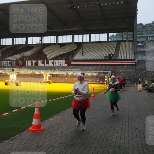 07.12.2025 - St. Pauli X-Mass-Run No. 15 Fabian Wolf http://msf.ph/oto/9374500 07.12.2025 10:00:33 Ziel 855, 1418, 1976, 2348, 3336 meine-sportfotos.de
