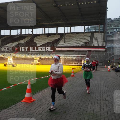 07.12.2025 - St. Pauli X-Mass-Run No. 15 Fabian Wolf http://msf.ph/oto/9374502 07.12.2025 10:00:33 Ziel 855, 1418, 1976, 2348, 3336 meine-sportfotos.de