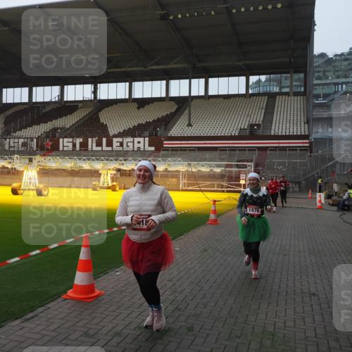 07.12.2025 - St. Pauli X-Mass-Run No. 15 Fabian Wolf http://msf.ph/oto/9374504 07.12.2025 10:00:34 Ziel 855, 1418, 1976, 2348, 3336 meine-sportfotos.de