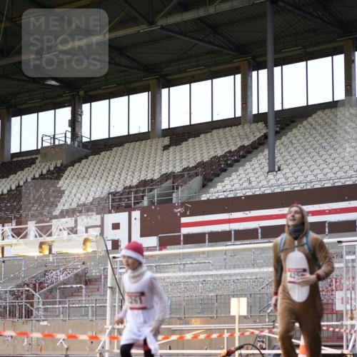 07.12.2025 - St. Pauli X-Mass-Run No. 15 Patografie http://msf.ph/oto/9374513 07.12.2025 12:13:22 Ziel 455, 463, 466, 3645, 4077, 4258, 4261, 4713 meine-sportfotos.de
