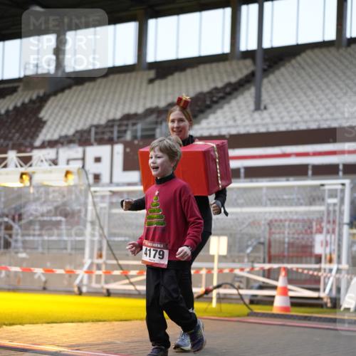 07.12.2025 - St. Pauli X-Mass-Run No. 15 Patografie http://msf.ph/oto/9374526 07.12.2025 12:13:34 Ziel 3645, 4048, 4077, 4179, 4258, 4261 meine-sportfotos.de