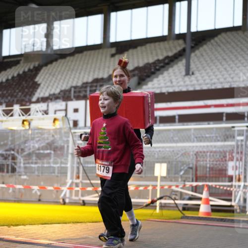 07.12.2025 - St. Pauli X-Mass-Run No. 15 Patografie http://msf.ph/oto/9374528 07.12.2025 12:13:34 Ziel 3645, 4048, 4077, 4179, 4258, 4261 meine-sportfotos.de