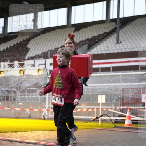 07.12.2025 - St. Pauli X-Mass-Run No. 15 Patografie http://msf.ph/oto/9374530 07.12.2025 12:13:35 Ziel 3645, 4048, 4077, 4179, 4258, 4261 meine-sportfotos.de