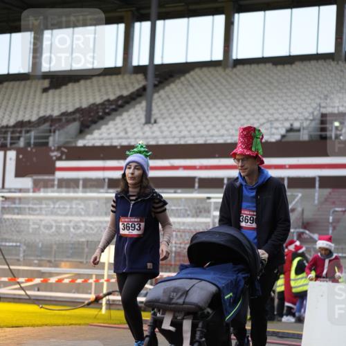 07.12.2025 - St. Pauli X-Mass-Run No. 15 Patografie http://msf.ph/oto/9374544 07.12.2025 12:14:15 Ziel 451, 454, 3690, 3693 meine-sportfotos.de