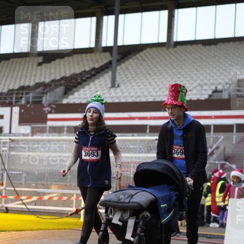 07.12.2025 - St. Pauli X-Mass-Run No. 15 Patografie http://msf.ph/oto/9374546 07.12.2025 12:14:15 Ziel 451, 454, 3690, 3693 meine-sportfotos.de